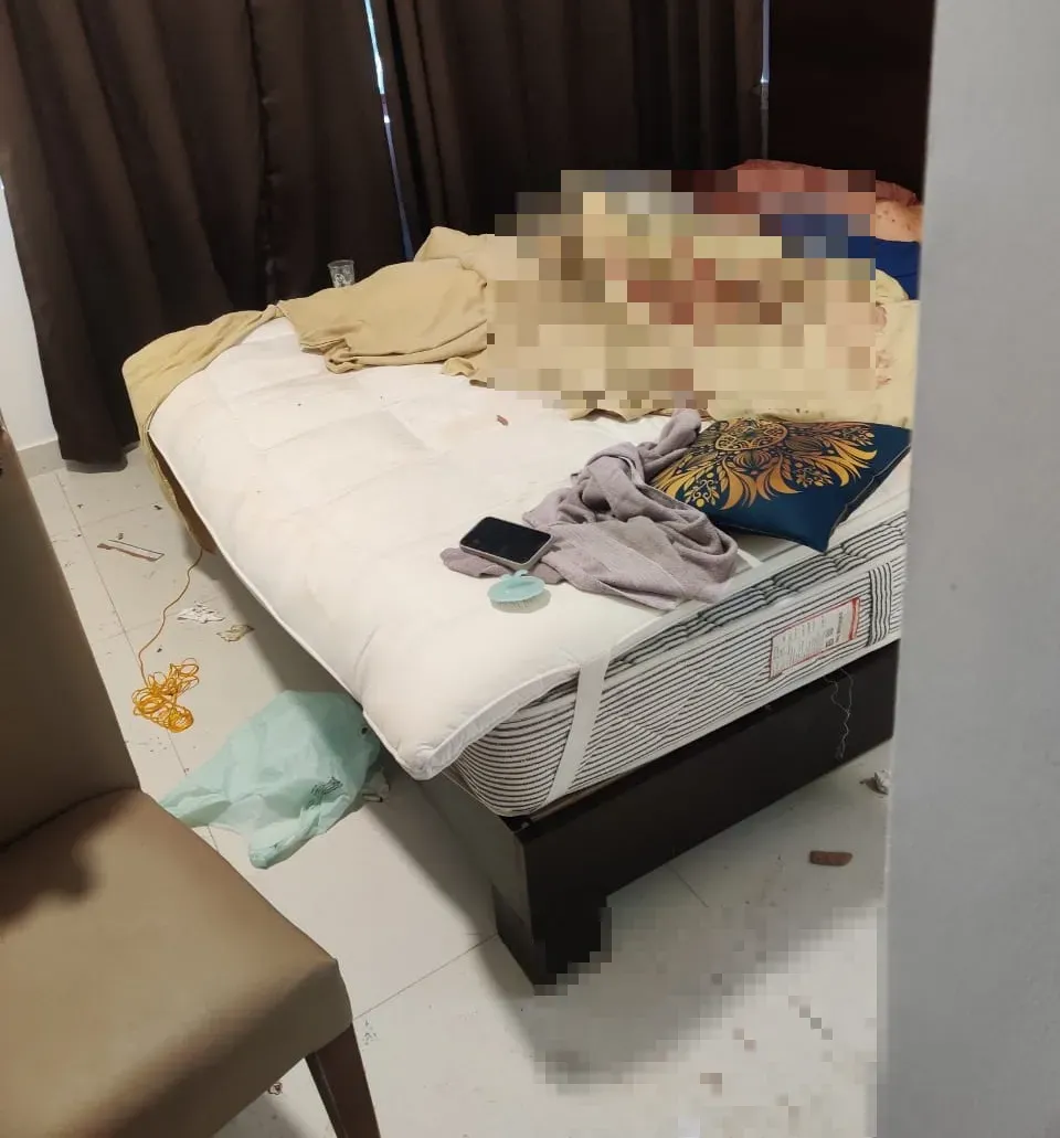 案發現場血跡斑斑,毯子和枕頭都是血跡。(圖/翻攝自社群平台X)