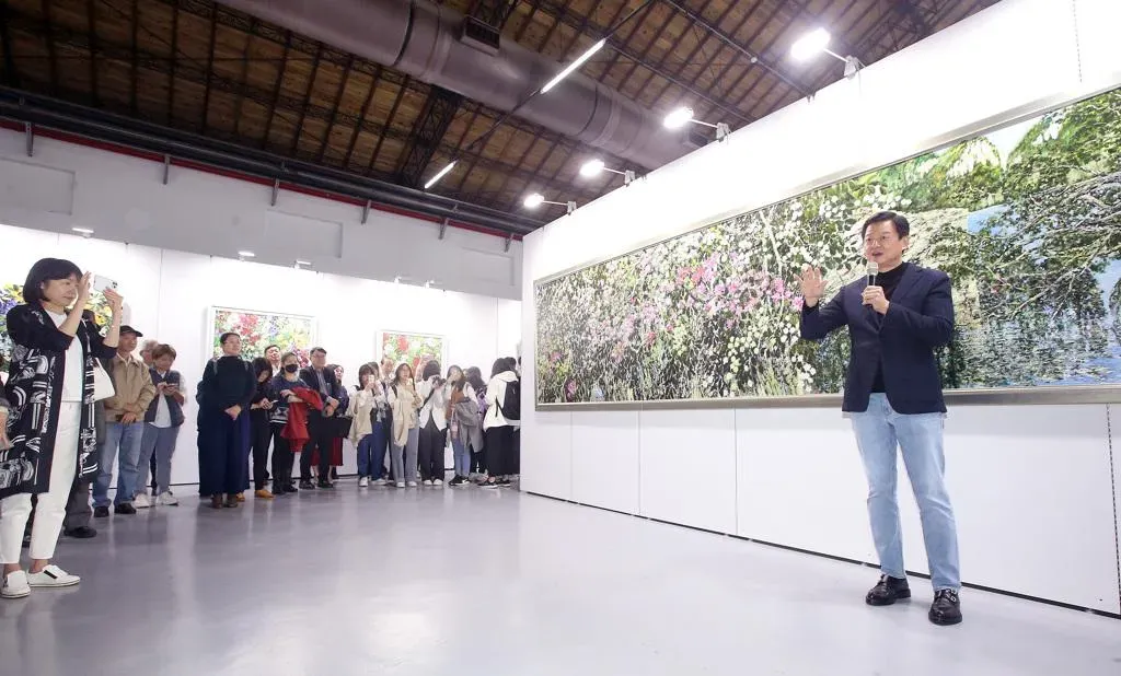旺旺集團副董事長周錫瑋（右）的「一合相」畫展27日在松山文創園區一號倉庫盛大開幕，周錫瑋致詞時表示自己沒有畫風、沒有畫派。（圖/中國時報/范揚光攝）
