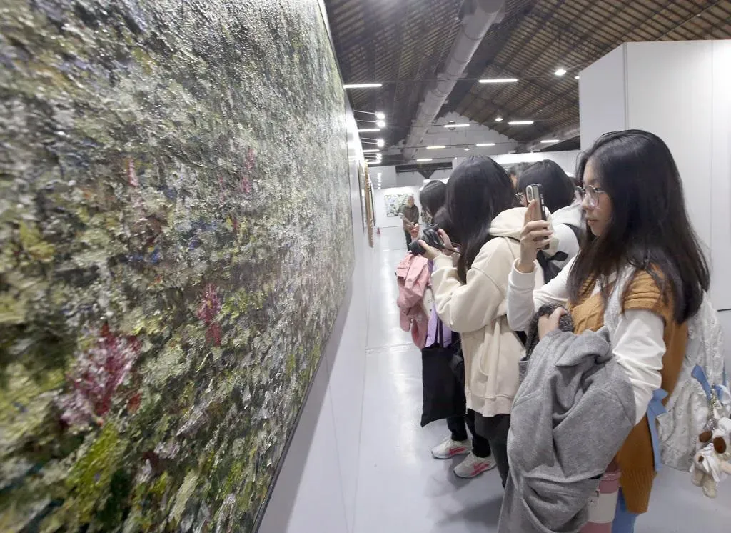 旺旺集團副董事長周錫瑋的「一合相」畫展27日在松山文創園區一號倉庫盛大開幕，吸引大批民眾參觀。（圖/中國時報/范揚光攝）