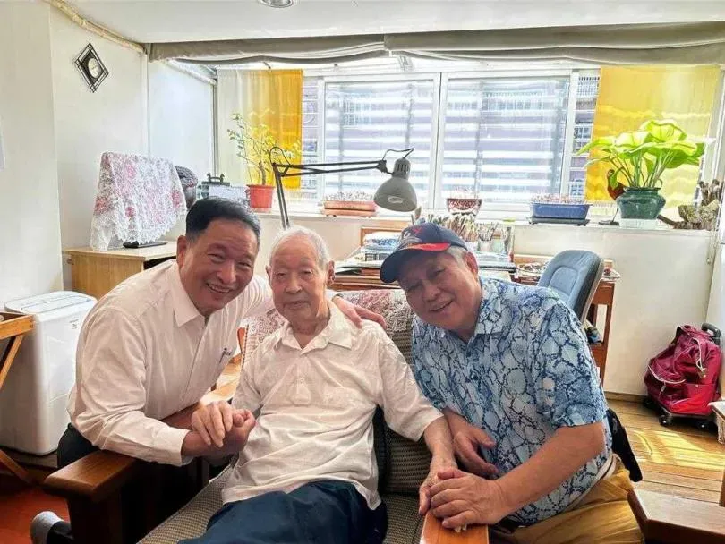 張延廷(左)2個月前探望謝翔鶴(中)。(圖/張延廷提供)