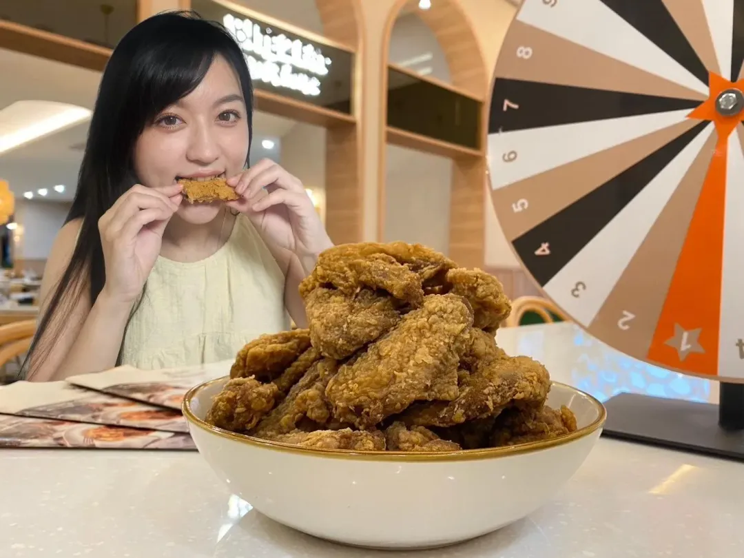 薄多義2019年推出「生日禮」,主打壽星幾歲就送幾隻雞翅。(圖/翻攝自薄多義臉書)