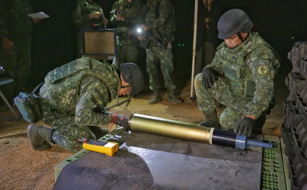 官兵在射擊前檢查105公厘戰車砲彈。(圖/金防部提供)