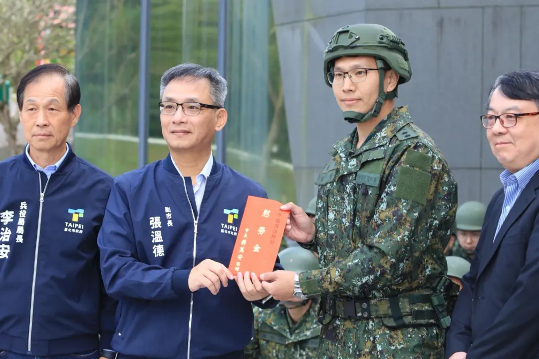 台北市副市長前往政大慰勞。(圖/中天新聞，宋玉寧攝)