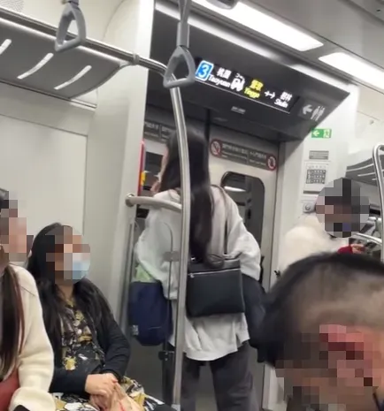 同車乘客見狀馬上通報車長。（圖／Threads@jasonsung0118授權提供）