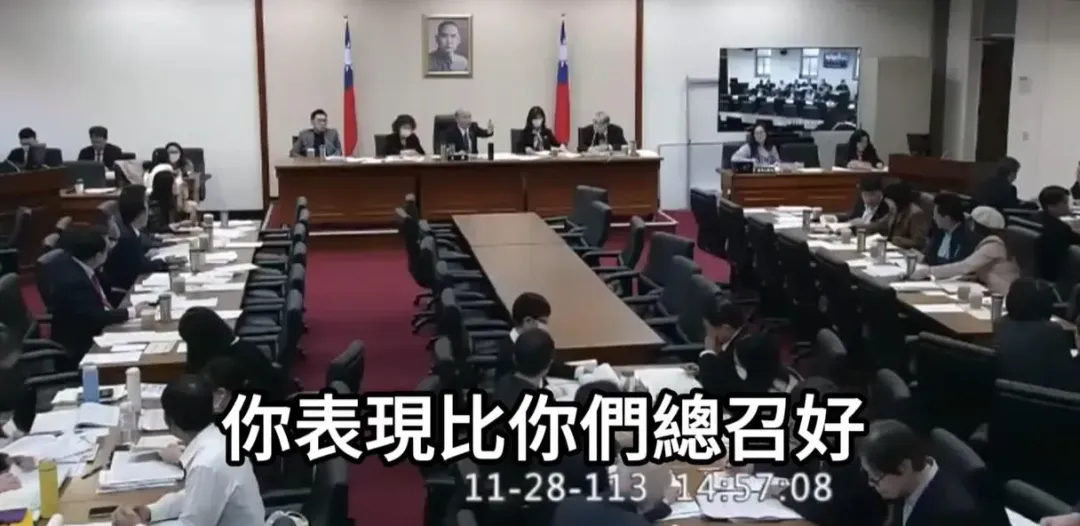 韓國瑜大讚民眾黨立委麥玉珍獨戰民進黨立委。(圖／中天新聞)