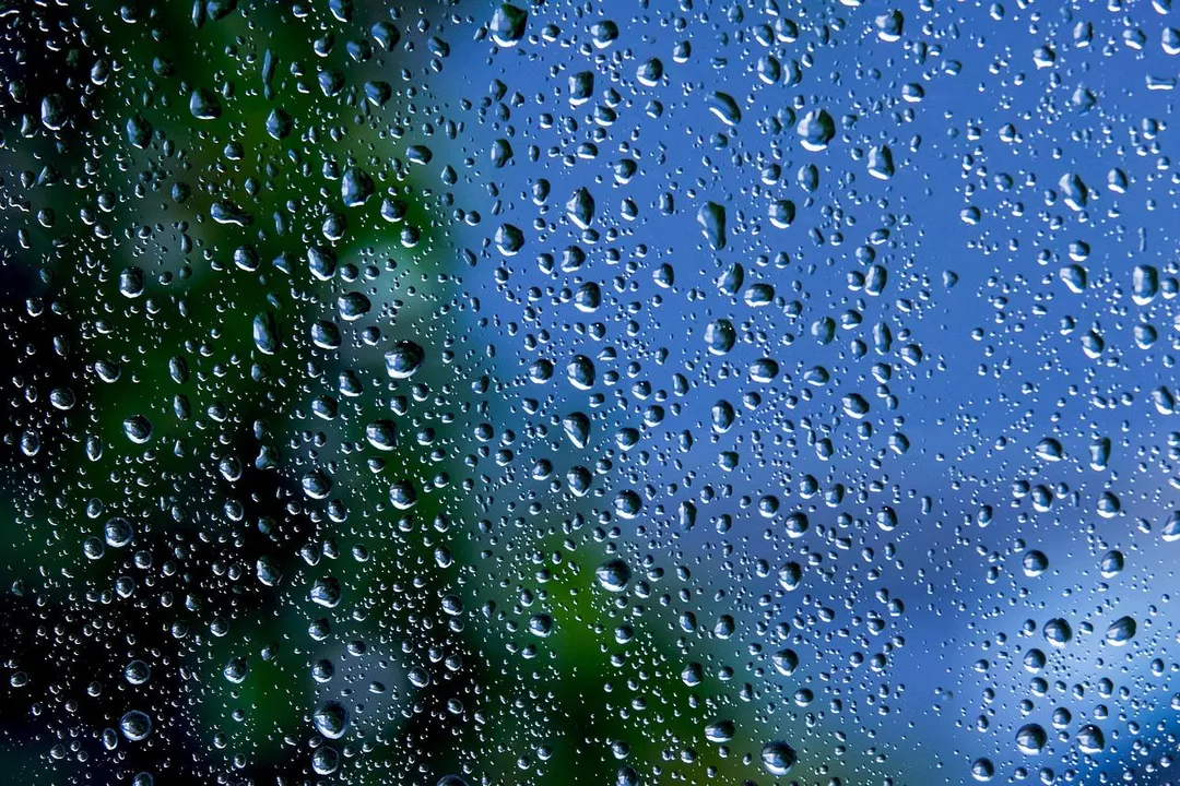 明天有鋒面靠近,各地皆有機率下雨。(示意圖/pixabay)