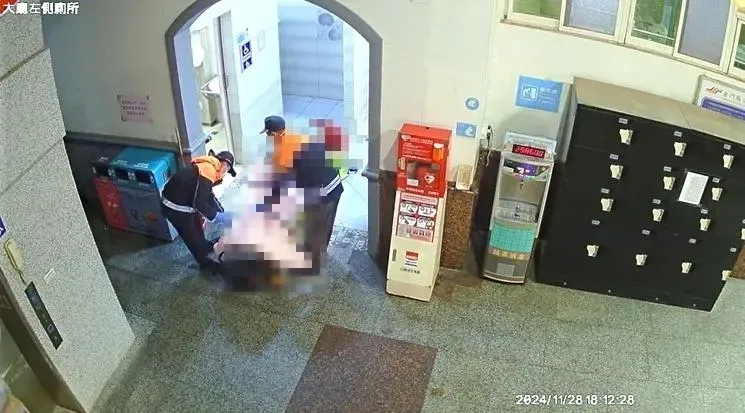救護人員將陳男抬上擔架送醫。（圖／翻攝畫面）