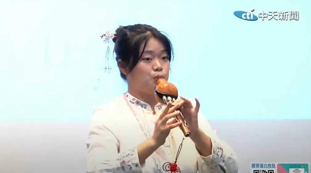 陸生團上午前往陽明交通大學，福建師範大學學生于書涵表演樂器「葫蘆絲」（攝自中天新聞）