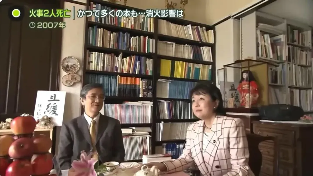 東大教授丈夫豬口孝(左)與女議員豬口邦子於2007年曾在住家客廳受訪,當時背後滿是書籍。(圖/翻攝NNN)