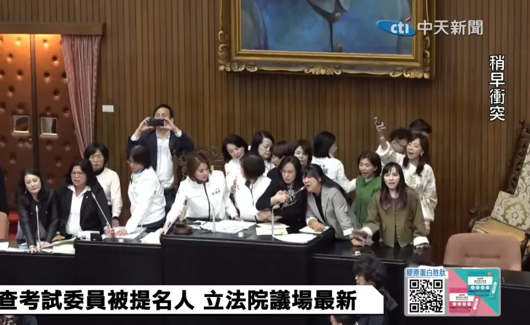 表決通過停止挑論後，綠委仍霸佔主席台。（圖／中天新聞）