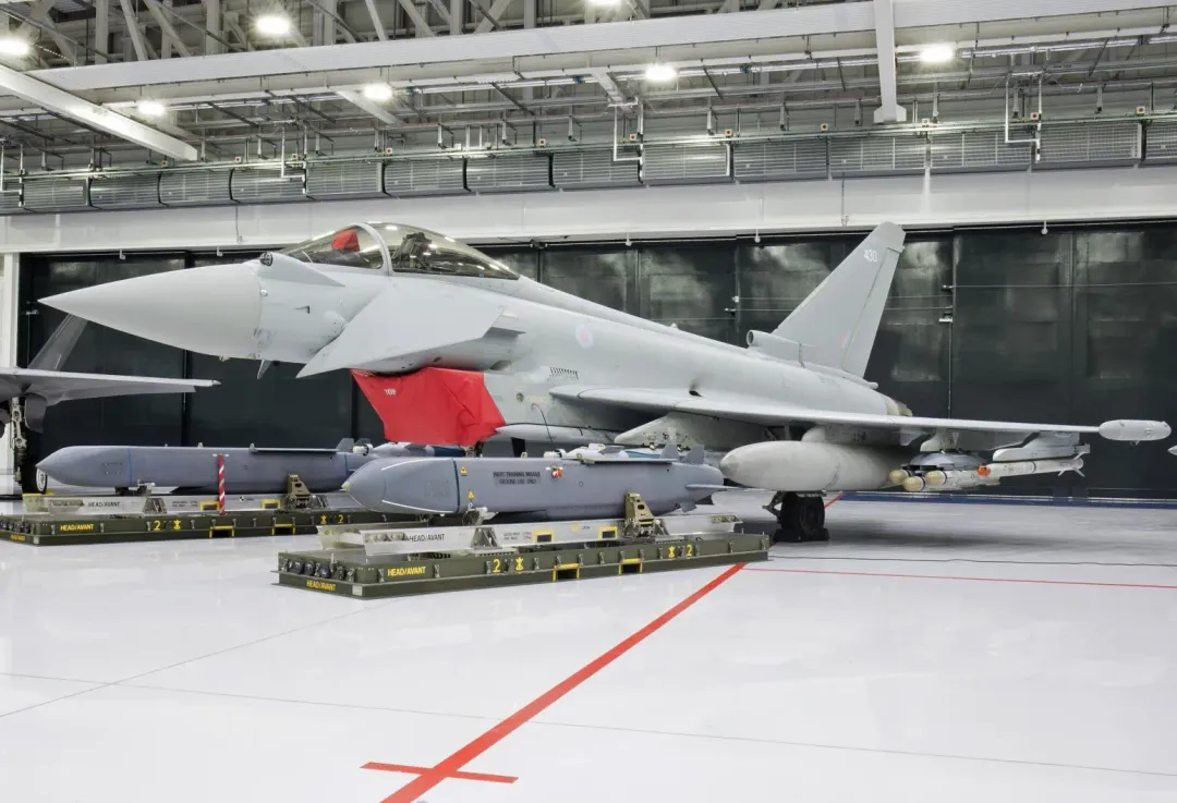 英國空軍颱風式戰機也可配備圖中地面展示的風暴之影飛彈。(圖/英國國防部)