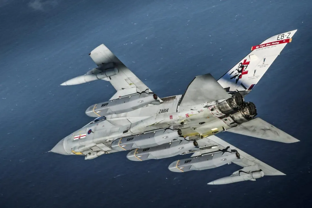 英國空軍龍捲風戰機翼下、機腹掛載4枚暴風之影飛彈(較大彈體)。(圖/英國國防部)