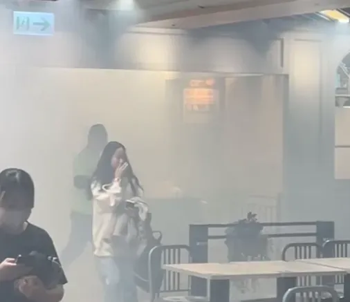 今日下午16時有民眾報案稱新竹市東區巨城4樓,現場冒出濃濃白煙。(圖/民眾min_.xuan授權提供)