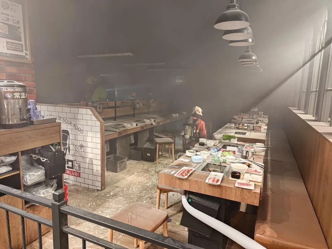 根據回報,疑似4樓鐵板燒店家炊事不慎導致火警,目前火勢已熄滅。(圖/中天新聞)