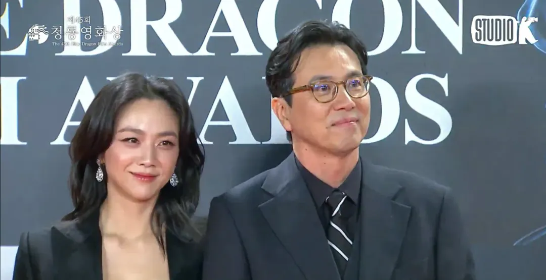 女星湯唯(左)29日和南韓導演丈夫金泰勇一同出席青龍電影獎頒獎典禮。(圖/翻攝自YouTube@KBSEnt)