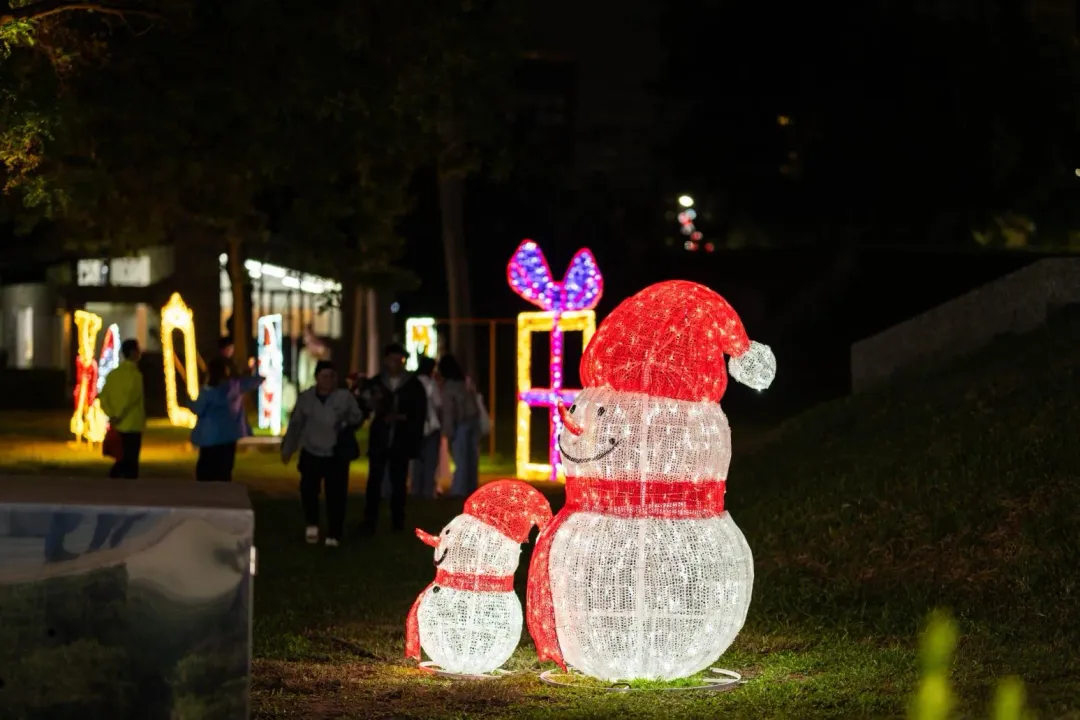 聖誕雪人燈飾。(圖/高雄市政府臉書)