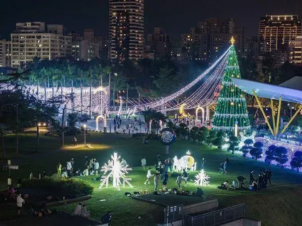 中山路燈飾結合公園環境的九大燈區,充滿濃厚的聖誕氣息。(圖/高雄市政府提供)