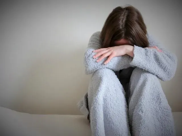 女性患者可能因骨盆靜脈壓迫而經歷痛經、長期無法診斷或緩解的疼痛也可能導致焦慮或抑鬱等心理影響。（示意圖／Pixabay）
