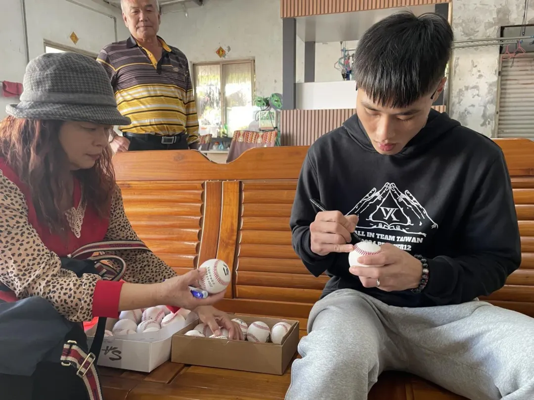 張政禹對於前來要簽名的球迷來者不拒,展現溫暖親民的一面。(圖/中天新聞)
