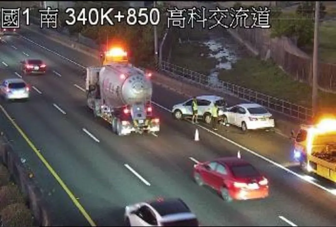 國一高科交流道發生兩車追撞車禍。(圖/翻攝畫面)