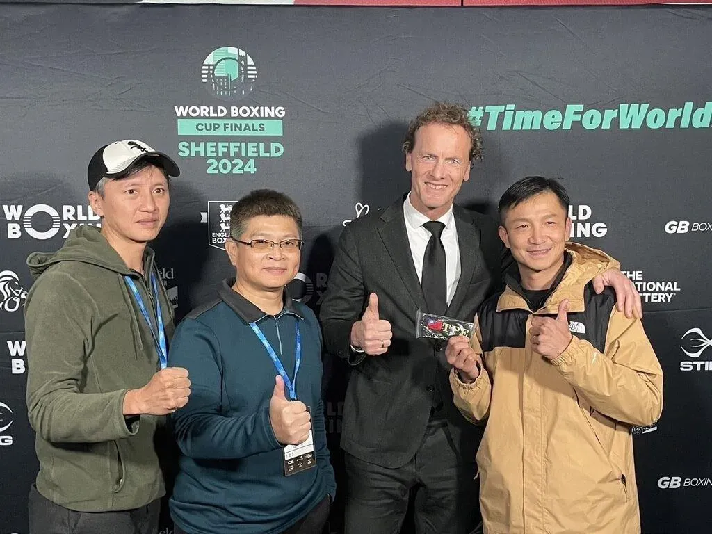 世界拳總主席范德沃斯特（右2）30日向林的教練曾自強（右1）表達退賽遺憾，並向台灣體育署副署長（左2）承諾會完善性別政策相關規定。（圖／體育署提供）