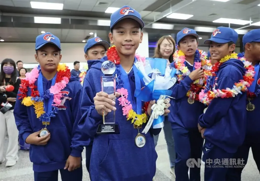 中華隊U12選手黃力垣(前排左2)獲選少棒賽MVP,未來希望和大谷翔平一樣到美國打球。(圖/中央社)