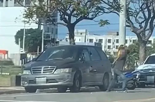 沙鹿一對父子在街頭大吵,父親竟拿球棒砸車洩憤。(圖/翻自社會事新聞影音)