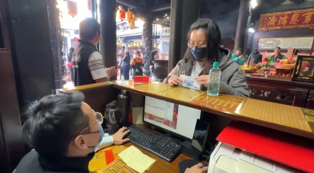 鹿港天后宮執行總幹事劉家汶表示，今天上午9點45分財運亨通斗全部額滿，而最接近斗母的50萬元斗首則連續第9年由高姓女營造商向媽祖擲筊獲聖杯才得以點燈。（圖/中天新聞）
