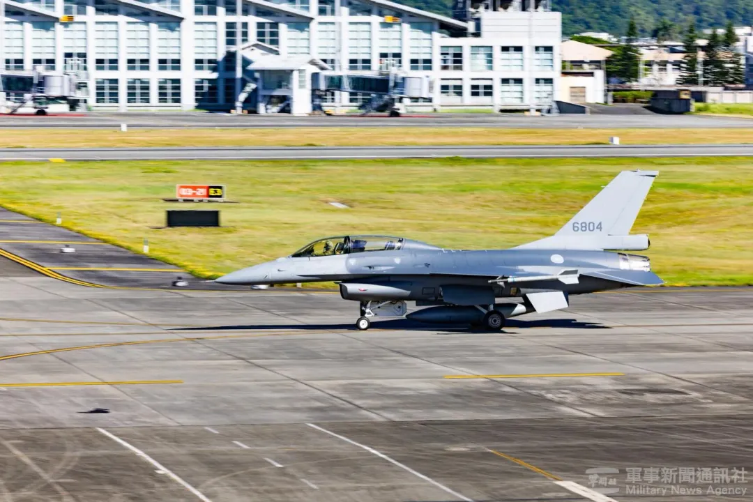 在花蓮空軍基地滑行的F-16BM。(圖/軍聞社)