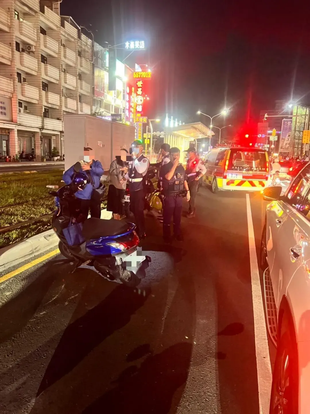 小客車駕駛疑似想變換車道，後方2機車閃避不及，互相擦撞。（圖／翻攝畫面）