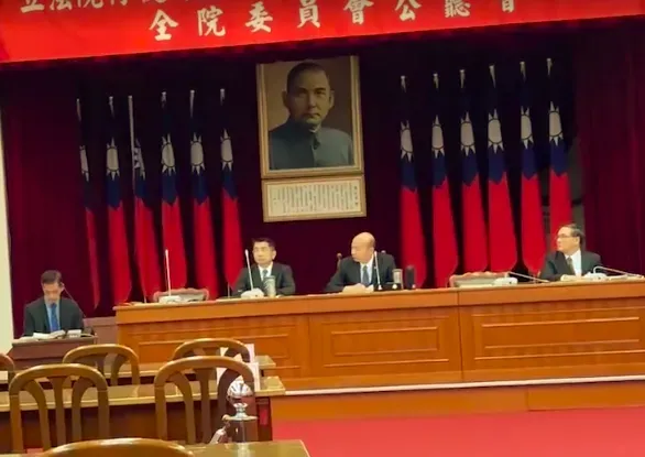 韓國瑜因黃國昌的音量過大而皺眉,要求議事人員制止。(圖/中天新聞)