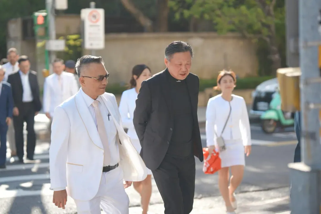 宏明建設麗山國小案位於西湖生活圈精華地段，宏明建設總經理陳啓明總經理(左1)浩寬聯合何鴻志建築師(右2)。