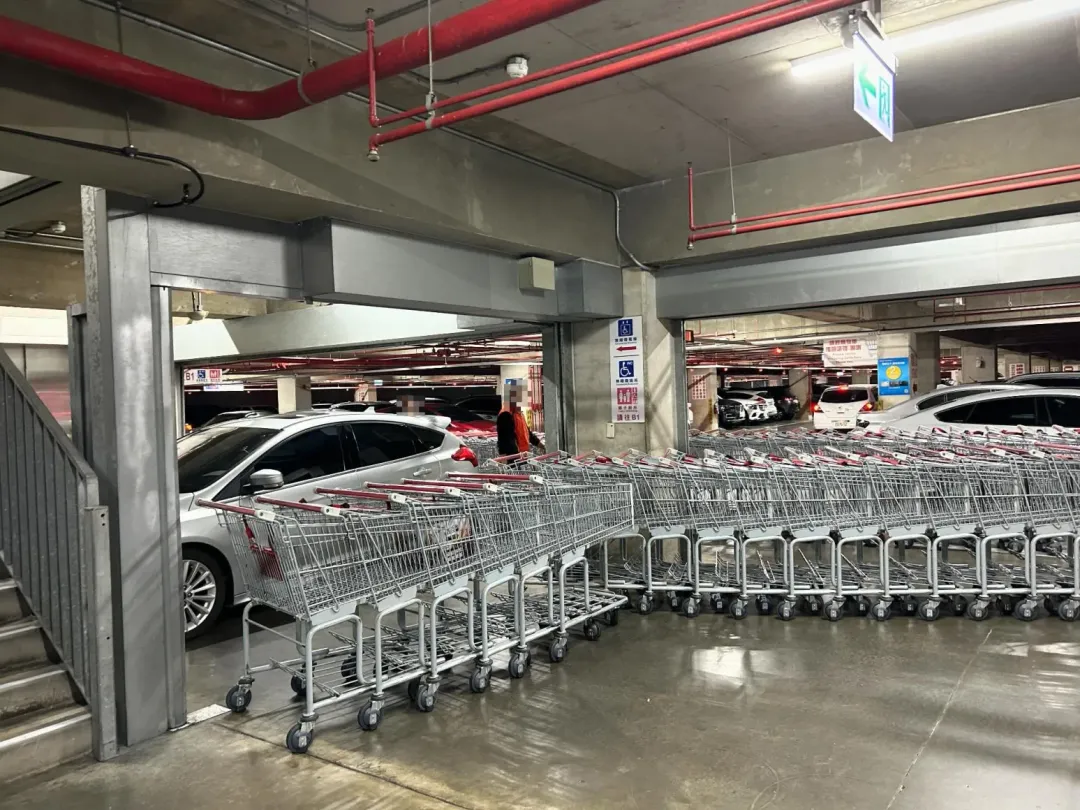 汽車被購物推車給包圍。(圖/翻攝自爆料公社)