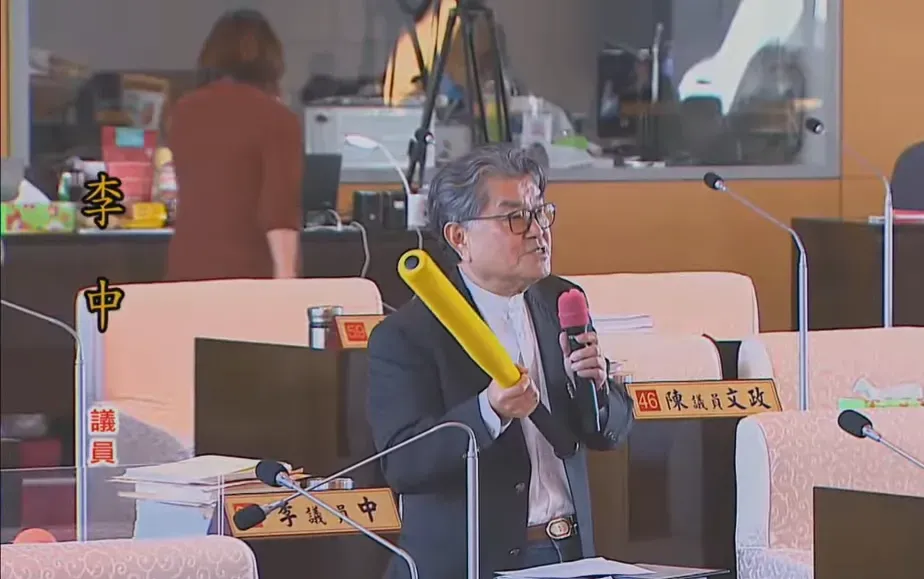 台中市議員李中展示孩子反擊老師的武器是樂樂棒球棒不是普通球棒。（圖／翻攝自台中市議會YT）