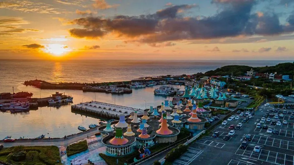 石門富基魚市附近建築設有墨西哥帽造型屋頂，充滿異國風情。（圖／新北市漁業處提供）