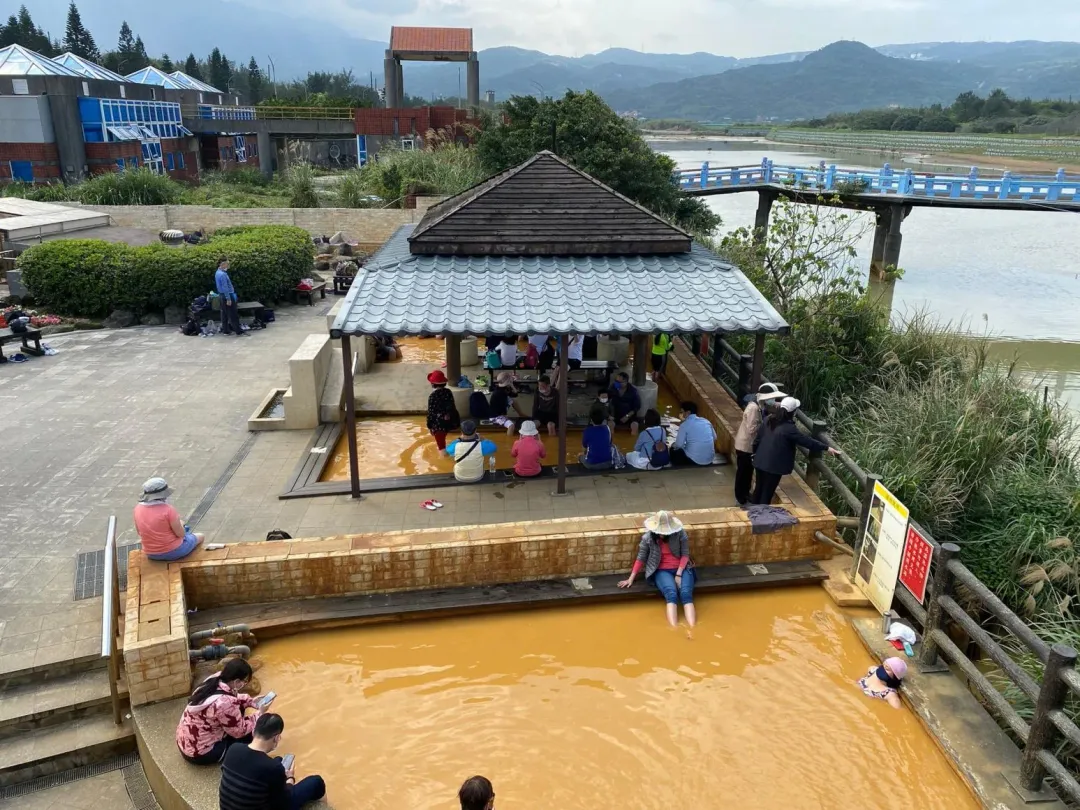 北海岸磺港漁港擁有含鐵籬子的「黃金之湯」,民眾可以在戶外免費泡腳池舒緩疲勞。(圖/新北市漁業處提供)