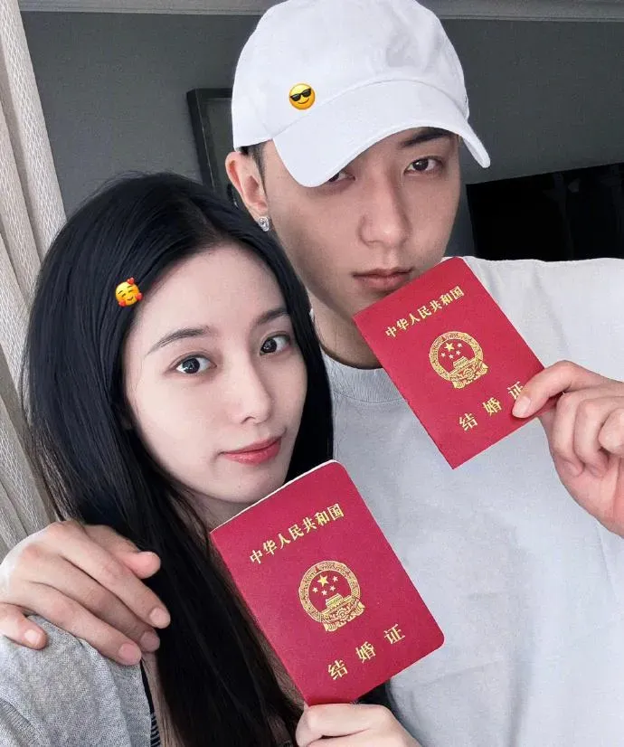 黃子韜(右)和徐藝洋大方曬出結婚證。(圖/翻攝自微博@ACE-YOUNGKINGYOUNGBOSS)