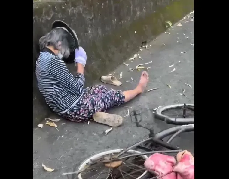 民眾拍下阿嬤與腳踏車倒在路邊。(圖/翻攝自Threads)