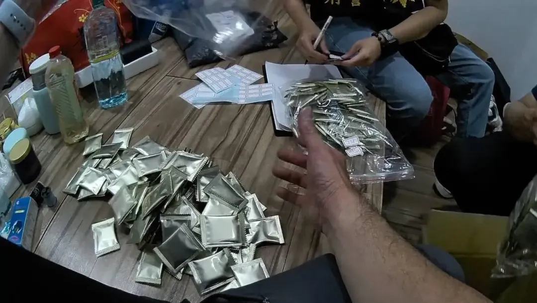 第三級毒品卡西酮咖啡包330包、第三級毒品K他命3包。(圖/警方提供)