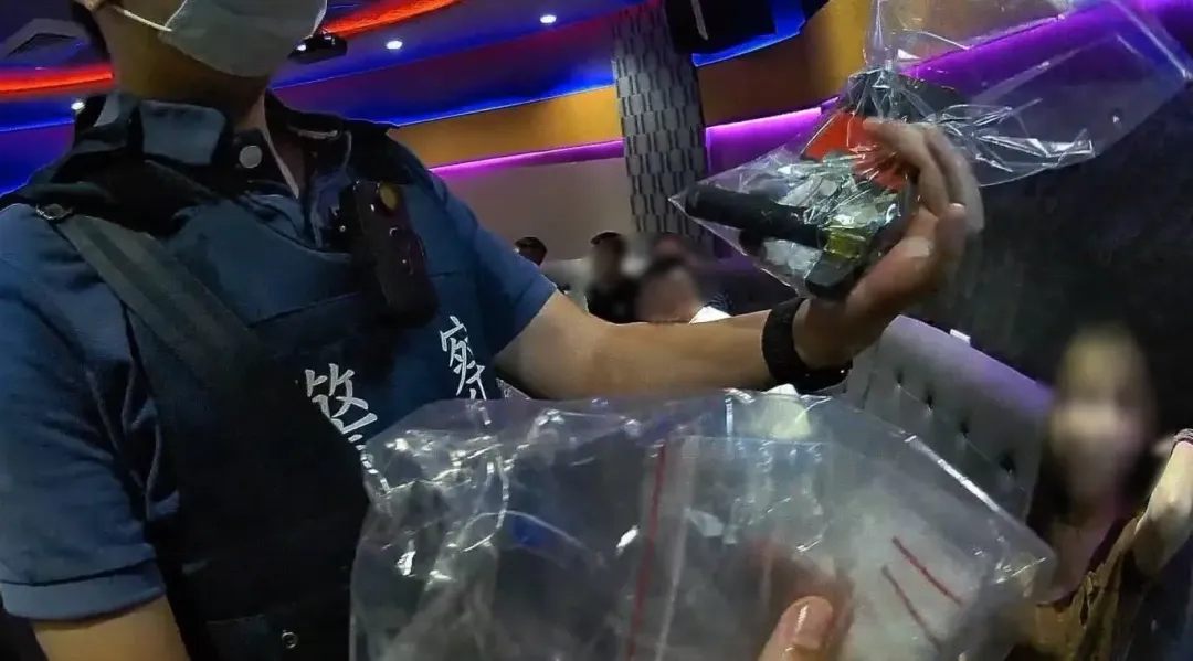 小吃部置物櫃及小姐休息室內,搜出二、三級毒品。(圖/警方提供)