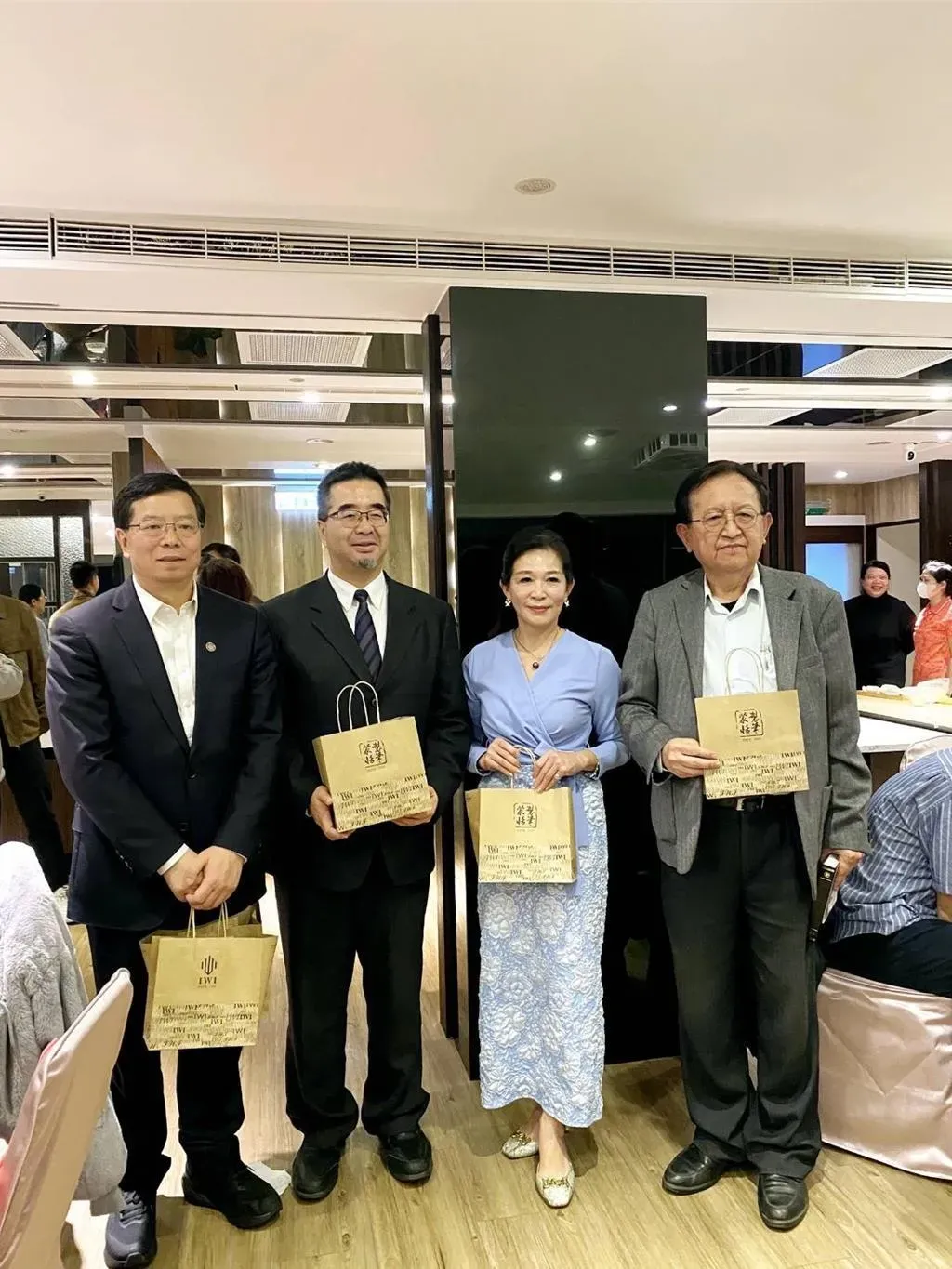 老闆娘黃碧嬌（右二）除了準備現撈海鮮小捲、清蒸龍鱈魚等大陸內地少見的菜色外，還準備了世界知名的特色鋼珠筆當伴手禮送給遠道而來的陸生團。（圖／中時黃碧嬌提供）