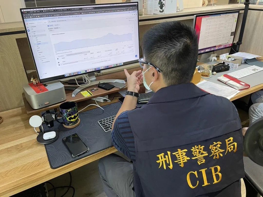 「電腦王阿達」與「瘋先生」教導民眾看盜版影片,被依違反《著作權法》送辦。(圖/翻攝畫面)
