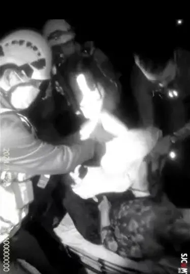 老婦被救上岸。（圖／警方提供）