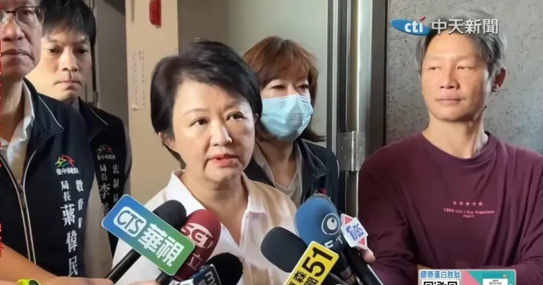 台中市長盧秀燕今日在接受議會質詢後被媒體問到昨日警方進入校園一事。（圖／中天新聞）