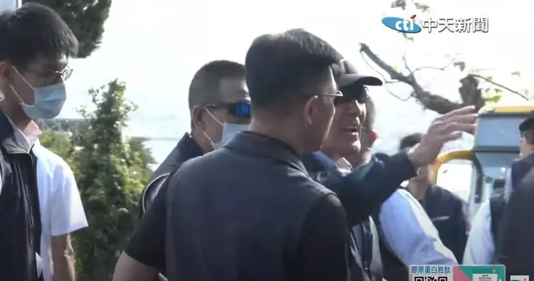 馬英九現身時遭獨派嗆別當賣國賊時他則是揮手回應。（圖／中天新聞）