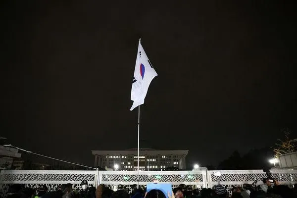 南韓總統尹錫悅3日宣布戒嚴,4日股市正常交易、全國正常上班上課。(圖/翻攝畫面)