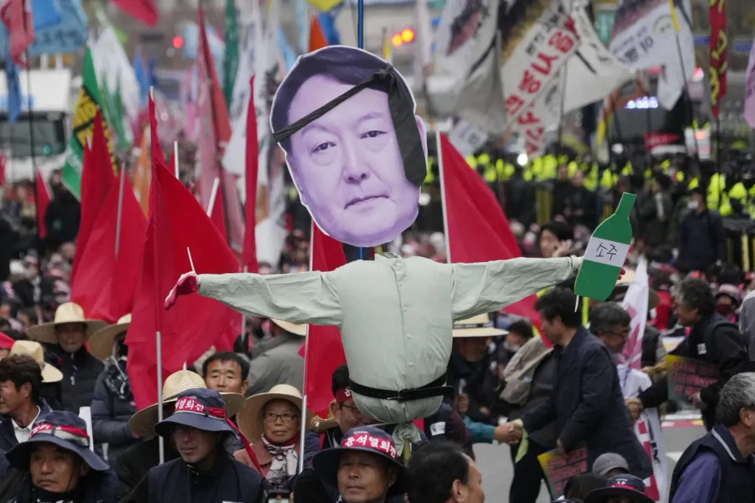 4日南韓民眾走上街頭抗議總統尹錫悅頒布戒嚴令。(圖/美聯社)