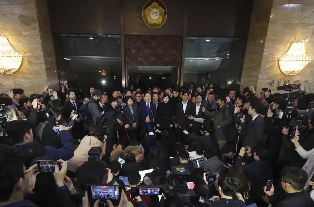 韓國共同民主黨黨魁李在明在投票解除戒嚴令後,向媒體發表談話。(圖/美聯社)