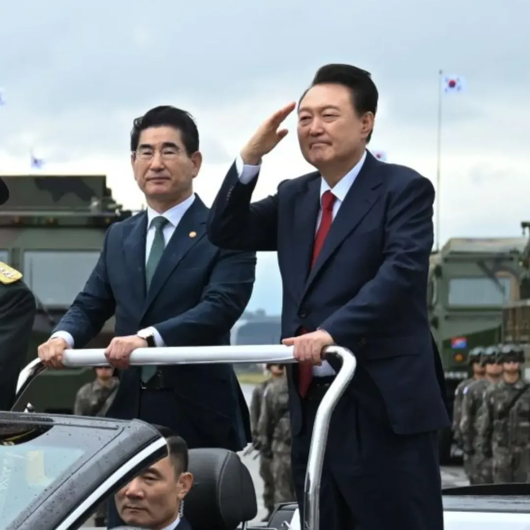 韓國總統尹錫悅(右)3日深夜宣布戒嚴,數小時後於4日凌晨宣布解嚴,震撼全球,建議他戒嚴的金龍顯(左)已辭去國防部長職務。(圖/韓國總統府官網)
