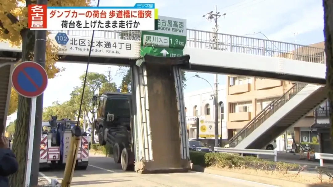 車斗狠撞上天橋，連路牌都變形遭殃。（圖／翻攝NNN）